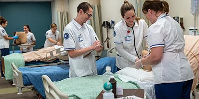 NICC护理专业学生在校园内实验室接受培训